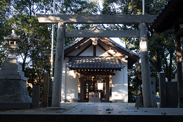 森孝八剱神社鳥居と拝殿