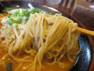 三宝亭山田　野菜ﾀｯﾌﾟﾘ味噌ﾗｰﾒﾝ　麺