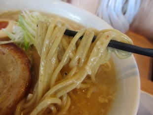 真玄　味噌ﾊﾞﾀｰﾗｰﾒﾝ　麺
