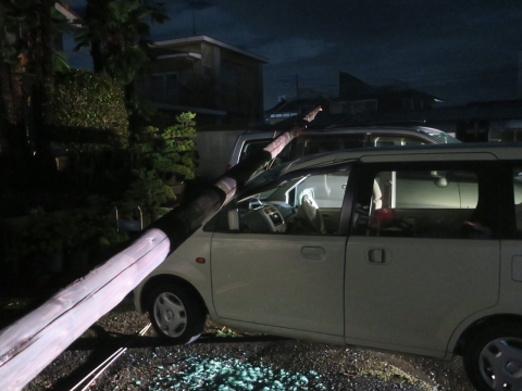 「台風19号被害。鯉のぼり竿が車3台を直撃しました。」① (2)_R